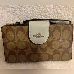 NWOT Coach Signature Mint Tech/Phone Wallet